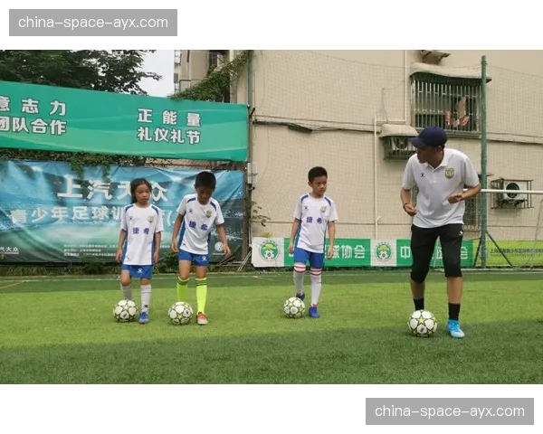 意甲俱乐部联合开展“足球在学校”社区公益项目