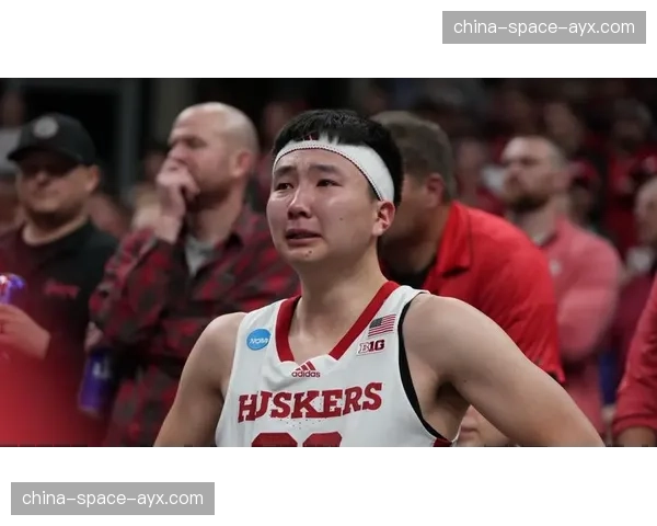 NCAA赛场，一位小球迷高举“我化疗结束了，来看我的球队”标语。